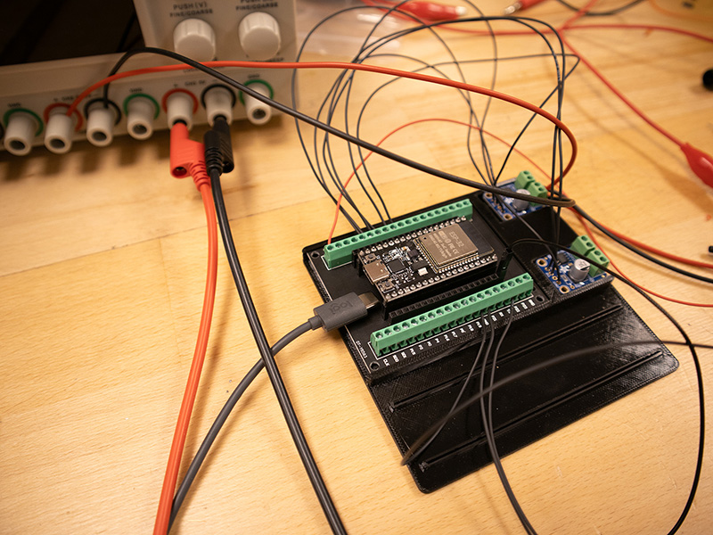 Bundplade fremstillet på 3D-printer med påmonterede elektriske styreenheder til test af DPF-sensorer