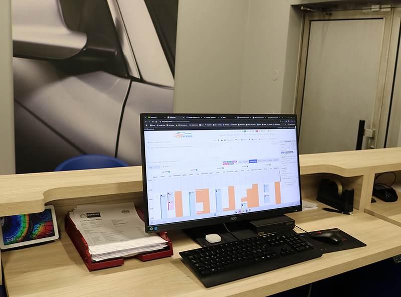 Indskrivningen hos Andersson & Larsson Bilservice hvor man i HDBsystem/Trisys ser planlægningskalenderen. 